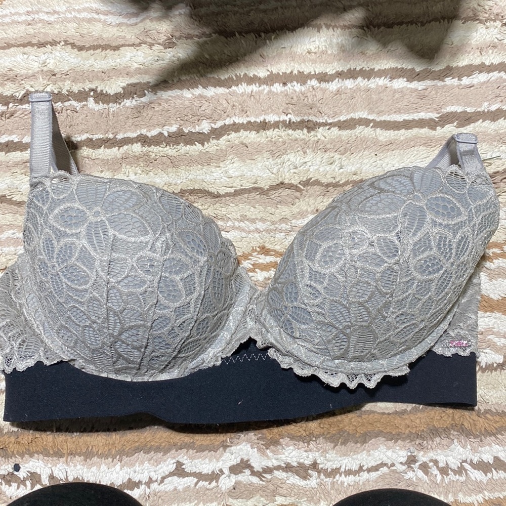 Pink Victoria’s secret’s bra​​